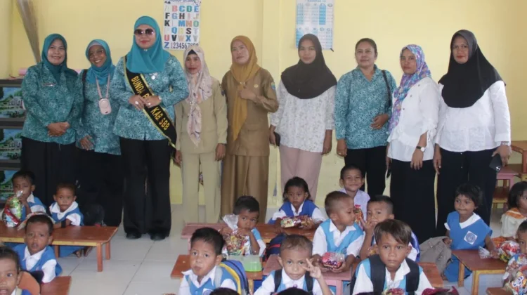 Hari Kartini 2026, Perempuan SBB Gelar Aksi Bersih Lingkungan di Piru