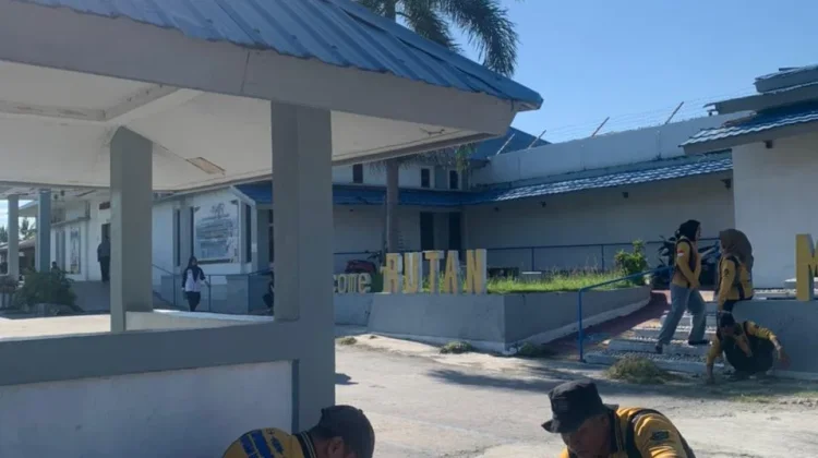 Aksi Bersih Lingkungan Rutan Masohi Sambut Hari Bakti Pemasyarakatan