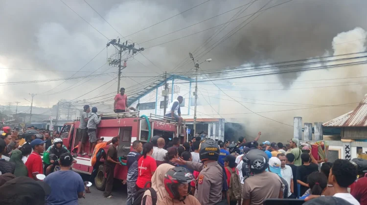 Kebakaran di Terminal Pasar Piru Hanguskan 11 Kios dan 4 Basecamp