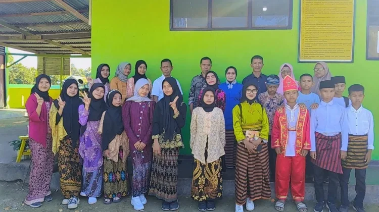 Semangat Kartini Bergema di Jamilu Namlea, Siswa SD Al-Hilaal Pawai Budaya