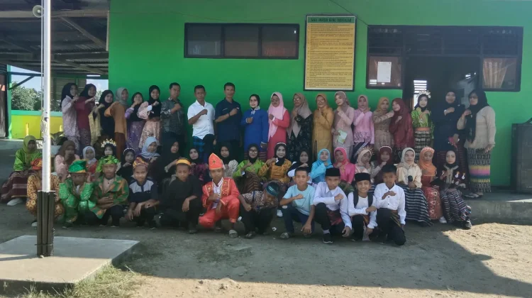 Warna-Warni Pakaian Adat di Jamilu Namlea: Cara SD Al-Hilaal Maknai Semangat Kartini