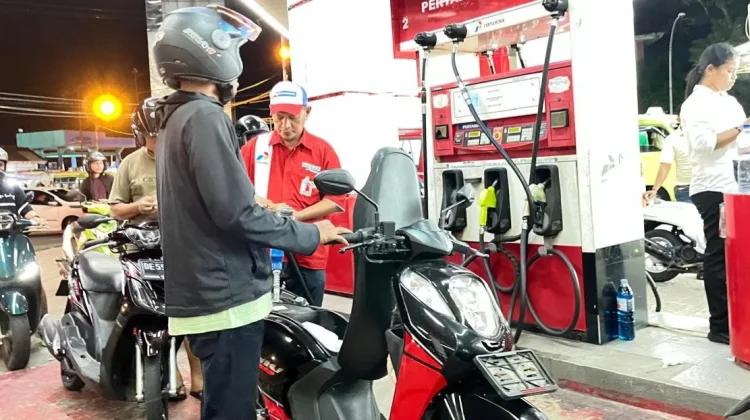 Antrean Kendaraan Mengular, Petugas SPBU Slamet Riyadi Ambon Kerja Ekstra