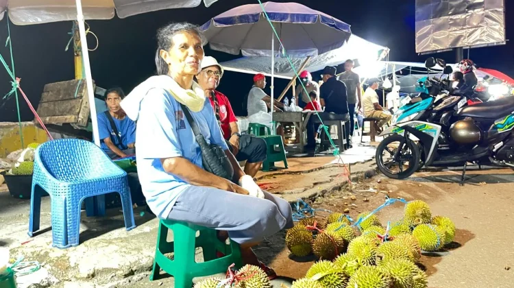 Durian Super Hutumuri Serbu Pantai Victoria, Warga Ambon Rela Mengantre