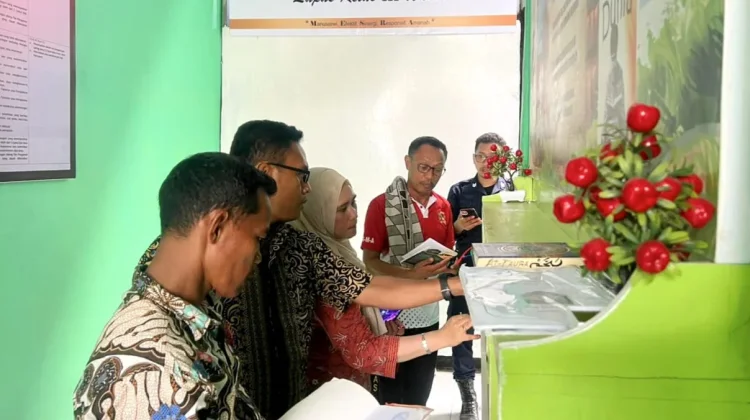 Perkuat Literasi Warga Binaan, Lapas Wahai Terima Hibah Buku Monev Disper Malteng