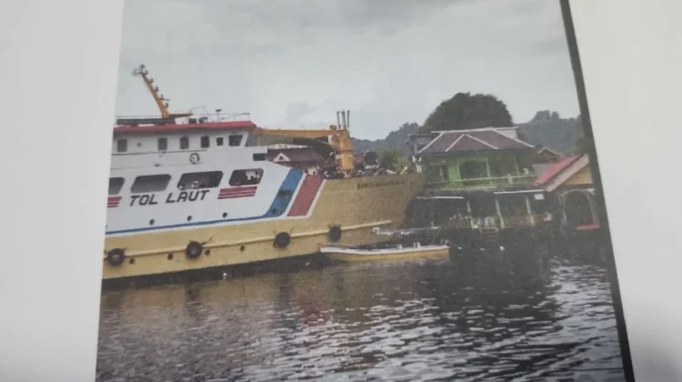 KM Sabuk Nusantara 106 Tabrak Penginapan Warga Banda Naira