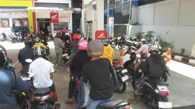 Warga Keluhkan Pembatasan Pertalite untuk Motor di SPBU Kebun Cengkeh saat Libur