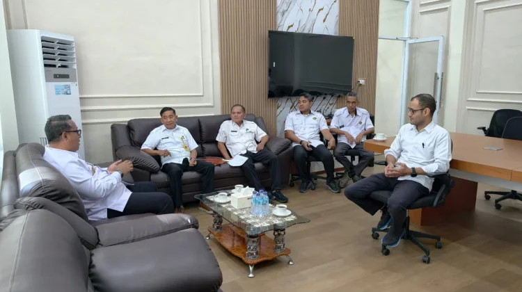 Kakanwil Kemenkum Maluku Terima Sertifikat Hak Pakai dari BPN Kota Ambon