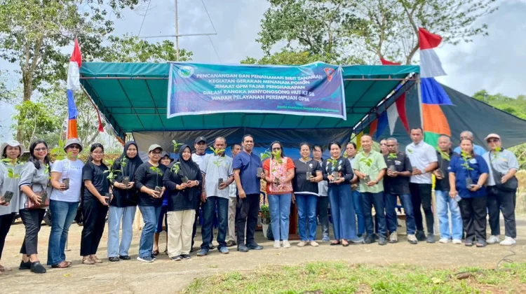Jaga Kelestarian Lingkungan, Pemerintah Negeri Passo Tanam Anakan Cengkeh & Mangga