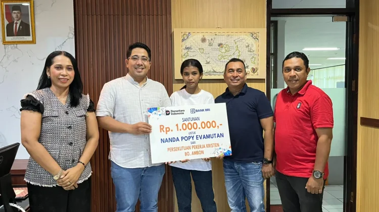 BRI Ambon Salurkan Beasiswa dan Santunan di Pulau Haruku Melalui Program BRIKASIH
