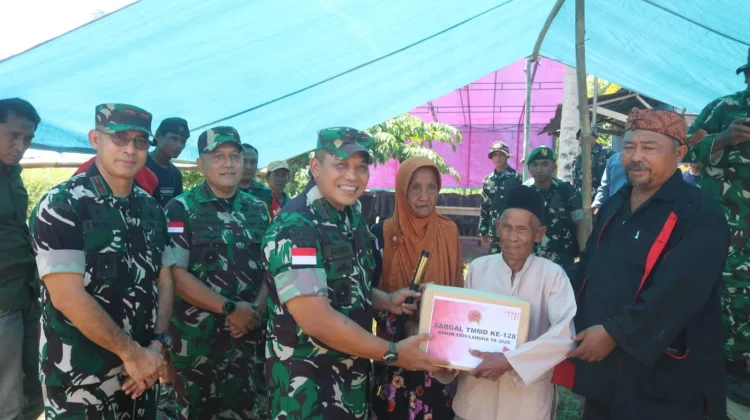 Pangdam Pattimura Sambangi Warga Waimili dan Salurkan Bantuan Perbaikan Masjid