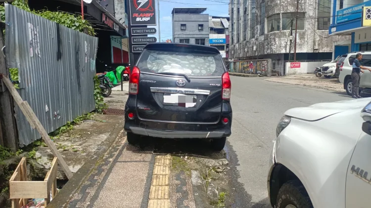 Pejalan Kaki di Kota Ambon Keluhkan Kendaraan yang Parkir Diatas Trotorar
