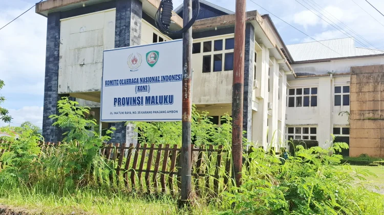 Gedung KONI Maluku: Kemegahan yang Tergerus Lumut dan Efisiensi Anggaran