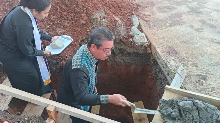 Gubernur Maluku Letakkan Batu Penjuru Pembangunan Pastori I GPM Imanuel Karpan