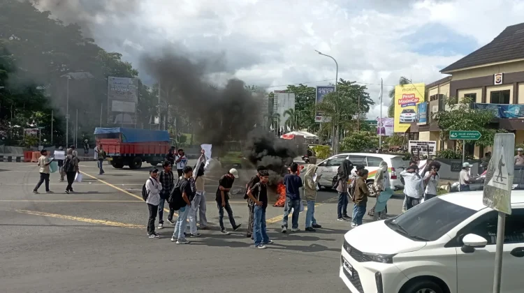 Aksi Bakar Ban Warnai Sidang Eks Anggota Brimob di Pengadilan Negeri Ambon