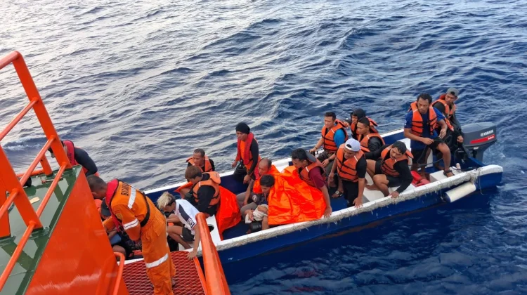 Kapal Wisata Tujuan NTT Karam di TNS, Penumpang Berhasil Dievakuasi