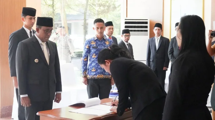 Bupati Maluku Tengah Lantik 43 Kepala Sekolah, Tekankan Mutu Pendidikan