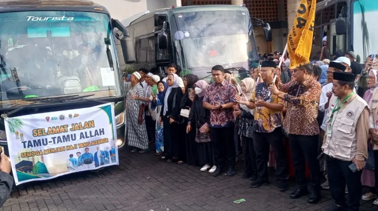 Pemkot Ambon Resmi Lepas Ratusan Jemaah Calon Haji ke Asrama Waiheru