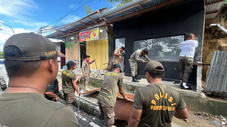 Gunakan Trotoar untuk Tempat Usaha, Sejumlah Lapak Dibongkar