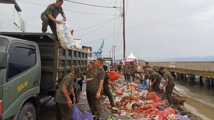 Prajurit Kodam XV/Pattimura Bersihkan Kota Ambon, Angkut 3 Ton Sampah