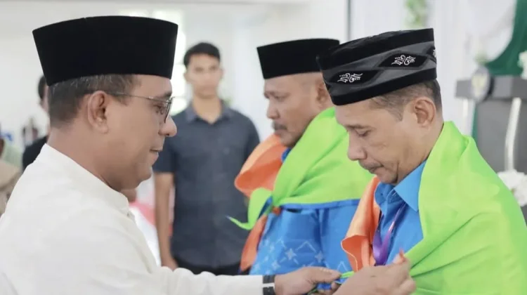 Bupati Malteng Lepas 47 Jemaah Calon Haji Kloter 26 ke Ambon