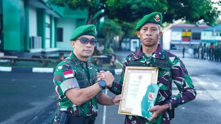 Sertu Kamarudin Terima Penghargaan atas Aksi Heroik di JMP Ambon