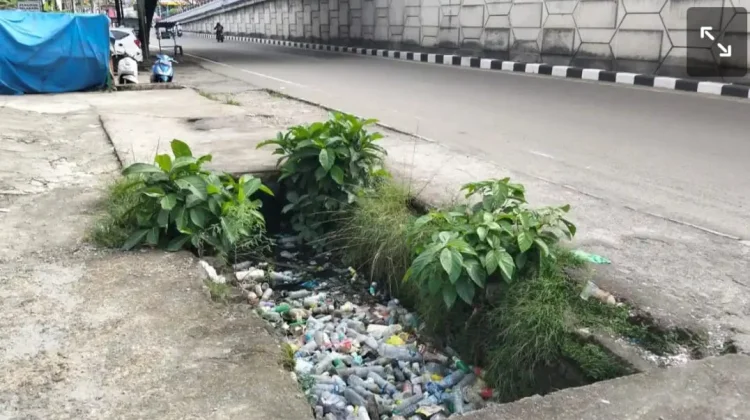 Taruna Siaga Bencana Kota Ambon Ingatkan Bahaya Drainase Tersumbat Sampah