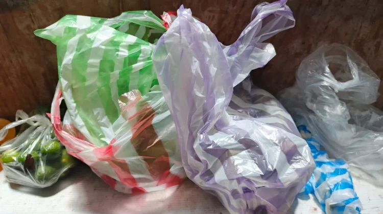 Plastik Warna-Warni Jadi Daya Tarik Konsumen