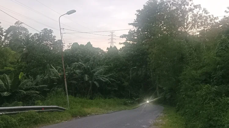 Cuaca Buruk, Lampu Jalan TPU Covid-19 Padam