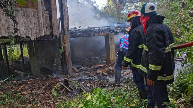 Satu Unit Rumah Kosong di Halong Atas Ludes Terbakar