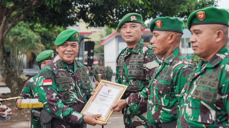Pangdam XV/Pattimura Berikan Penghargaan kepada Lima Prajurit Berprestasi