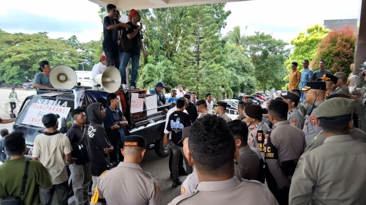 Aksi GMKI di Kantor Gubernur Maluku Ricuh:  Kembalikan Gunung Botak ke Warga Adat