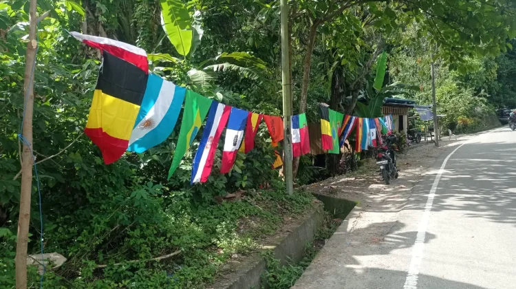 Demam Piala Dunia 2026 Mulai Terasa, Penjual Bendera Mulai Menjamur  di Ambon