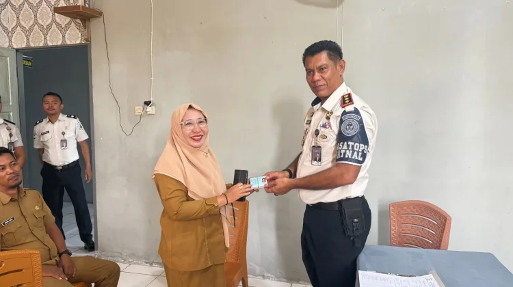 Lapas Namlea Terima 31 e-KTP Warga Binaan dari Disdukcapil Buru