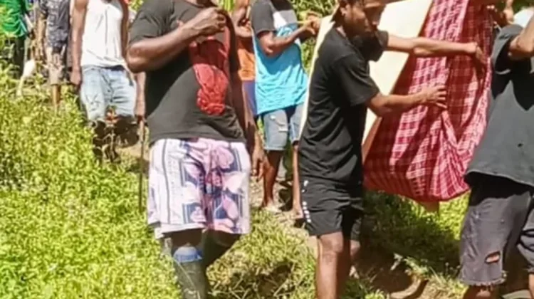 Jalan Rusak, Warga Lohia Sapalewa Tandu Lansia Sakit sejauh 4 Kilometer
