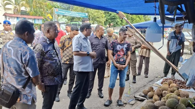 Tinjau Lapak Durian Losari Ambon, Bodewin: Siapa Suruh Bangun Tenda