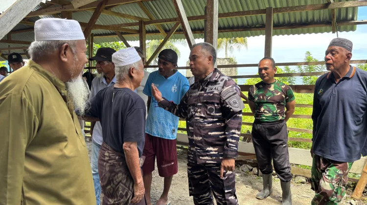 Personel Kodaderal IX Gelar Karya Bakti Renovasi Masjid di Malteng
