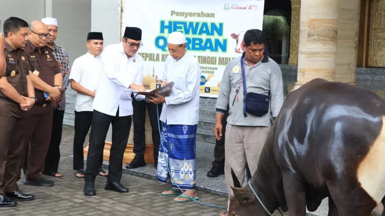 Momen Idul Adha 2026; Kejati Maluku Sumbang Hewan Kurban di Masjid Al-Fatah