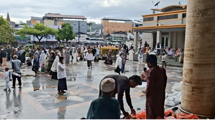 Cuaca Buruk, Ribuan Muslim Ambon Sesaki Masjid Raya Al-Fatah Shalat Idul Adha 1447 H