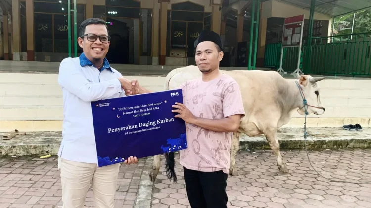 PNM Tebar Syukur, Salurkan Hewan Kurban ke Warga Desa