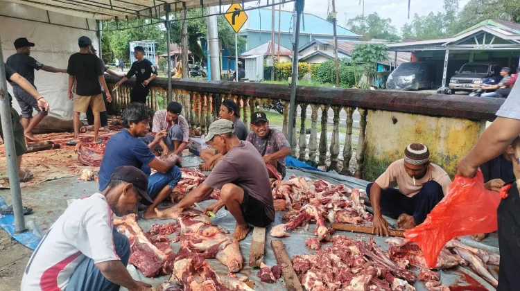 Masjid Jami Nurul Hijrah Sembelih Belasan Kurban, Dibagikan ke Ratusan Warga