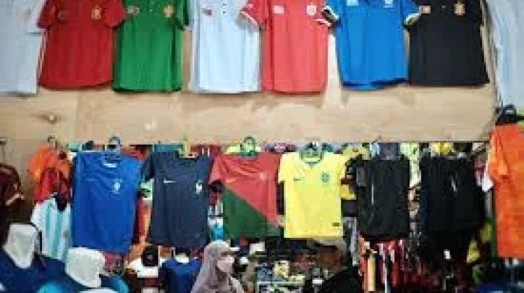 Pedagang Atribut Bola di Amplas Ambon Mulai Banjir Omset jelang Piala Dunia 2026