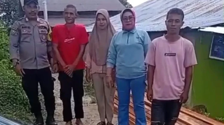 Nita Bin Umar Serahkan Bantuan untuk Korban Kebakaran