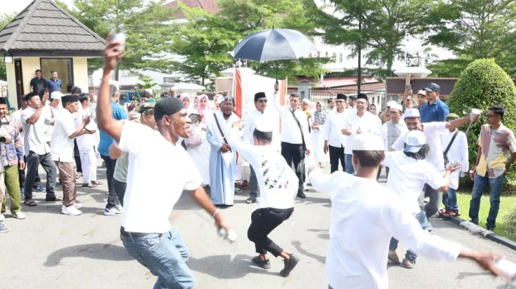 Tarian Dabus Tulehu Iringi Penyembelihan Sapi Limousin 1,1 Ton di Kediaman Wagub