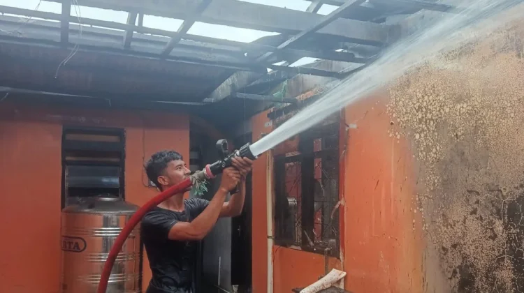 Rumah Warga Passo Mendadak Terbakar, Diduga akibat Arus Pendek