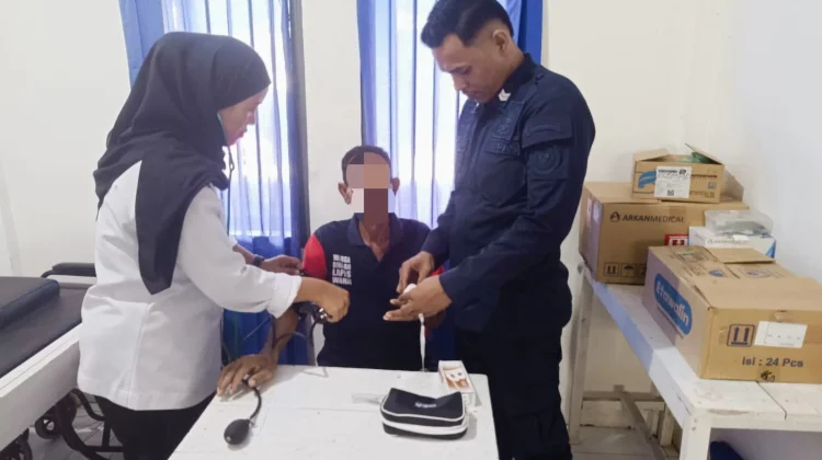 Peringati Hari Lansia, Warga Binaan Lapas Wahai Jalani Pemeriksaan Kesehatan