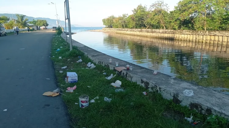 Pencinta Kebersihan Prihatin. Sampah Masih Saja Berserakan di Depan RS Leimena