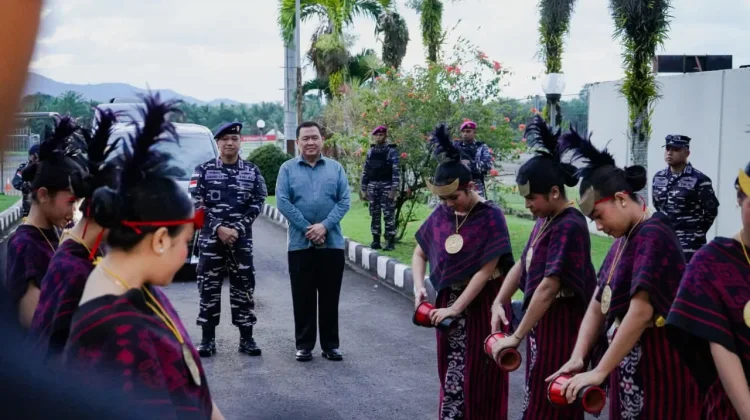 Wakasal Laksdya TNI Edwin Tiba di Ambon, Disambut Dankodaeral IX