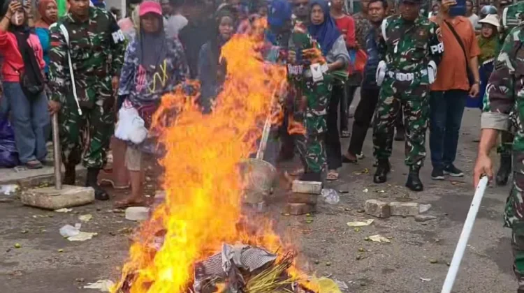 TNI Ikut Tertibkan Pasar Mardika, Pedagang: Kami Hanya Cari Makan!