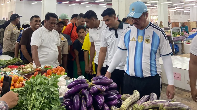Kenakan Jersey Khas Argentina, Gubernur Maluku Sapa Pedagang Pasar Mardika Ambon