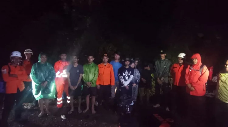 Tim SAR Evakuasi Belasan Pendaki di Gunung Simalopu